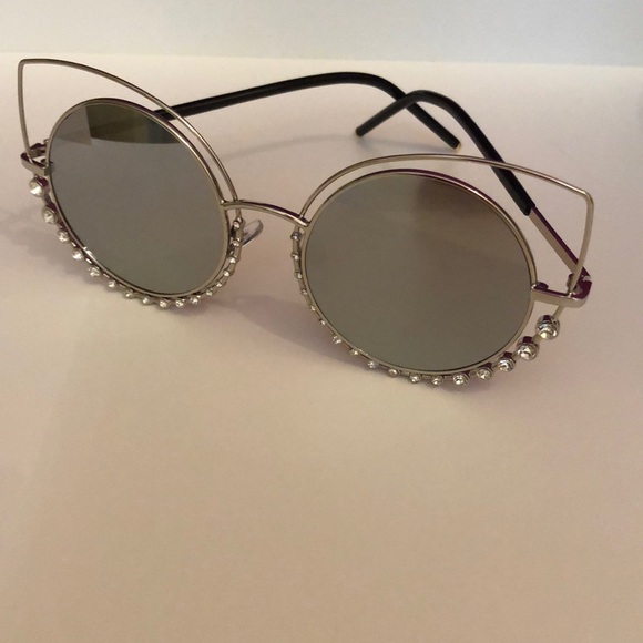 Rhinestone geometric round & silver sunglasses 🕶 - Picture 8 of 8